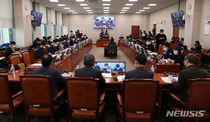 [서울=뉴시스] 이영환 기자 = 26일 오전 국회 산업통상자원중소벤처기업위원회에서 고준위 방사성폐기물 관리에 관한 특별법안 등에 대한 공청회가 열리고 있다. 2023.01.26. 20hwan@newsis.com