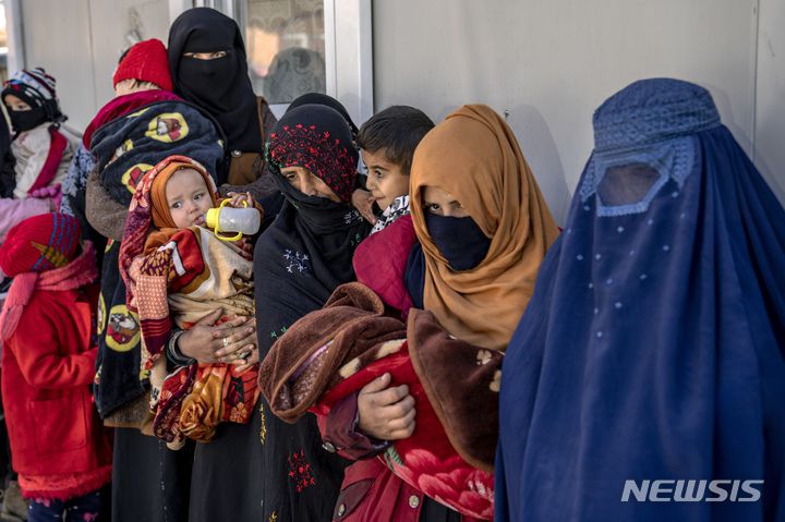 [카불(아프가니스탄)=AP/뉴시스]2023년 11월26일 아프가니스탄 카불에 있는 세계식량계획(WFP) 운영 병원에서 영양실조에 걸린 아이를 안은 엄마들이 진료 순서를 기다리고 있다. 아프간 여성단체 '아프간 정의와 인식을 위한 여성운동'은 24일 탈레반 지도자들을 여성 박해 혐의로 체포하기로 한 국제형사재판소(ICC)의 결정을 크게 환영했다. 2025.01.24.