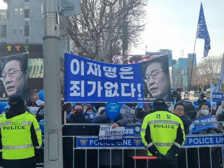 [서울=뉴시스] 전재훈 기자 = 28일 오전 7시께부터 이 대표를 지지하는 단체인 민주시민촛불연대와 규탄하는 단체인 대한민국 애국순찰팀 등은 중앙지검과 대검찰청을 사이에 두고 집결했다. 2023.01.28. kez@newsis.com *재판매 및 DB 금지