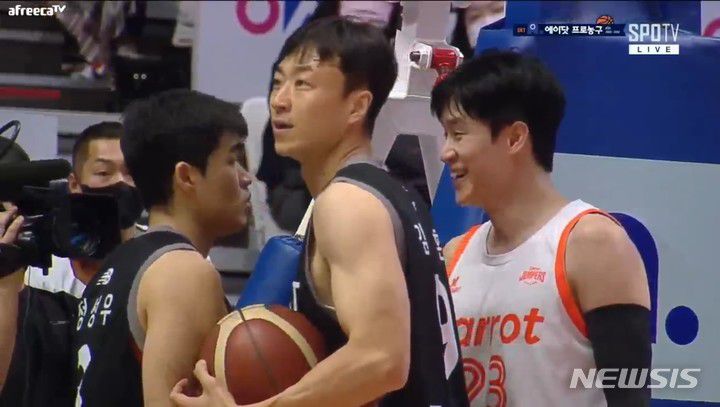 [서울=뉴시스]27일 수원 KT 소닉붐 아레나에서 열린 프로농구 고양 캐롯-수원 KT의 경기에서 정성우(왼쪽·KT)가 전성현(오른쪽·캐롯)에게 위험한 반칙을 당한 후, 항의하고 있다. 김영환(KT)이 말리는 중이다. (사진 = 아프리카TV 중계화면 캡처)