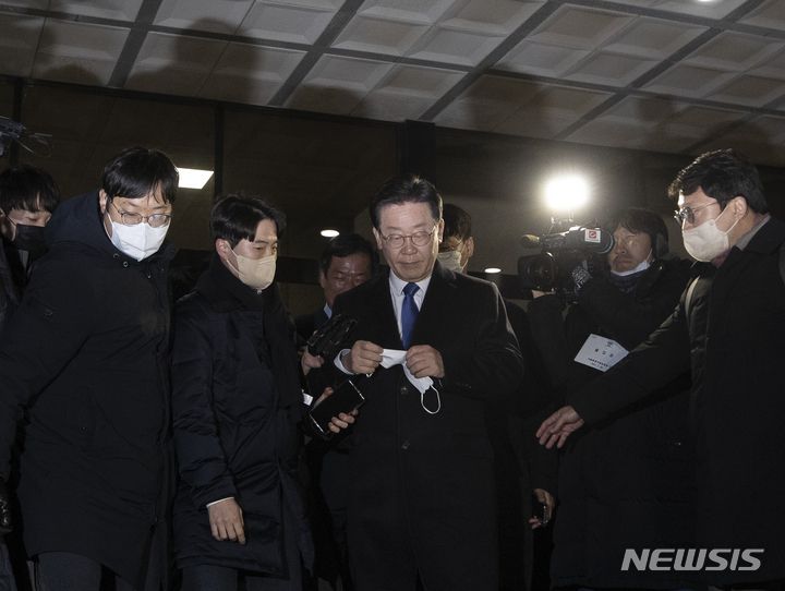 [서울=뉴시스] 김근수 기자 = 28일 밤 서울 서초구 서울중앙지검에서 이재명 더불어민주당 대표가 소환조사를 마치고 밖으로 나오고 있다. 2023.01.28. ks@newsis.com
