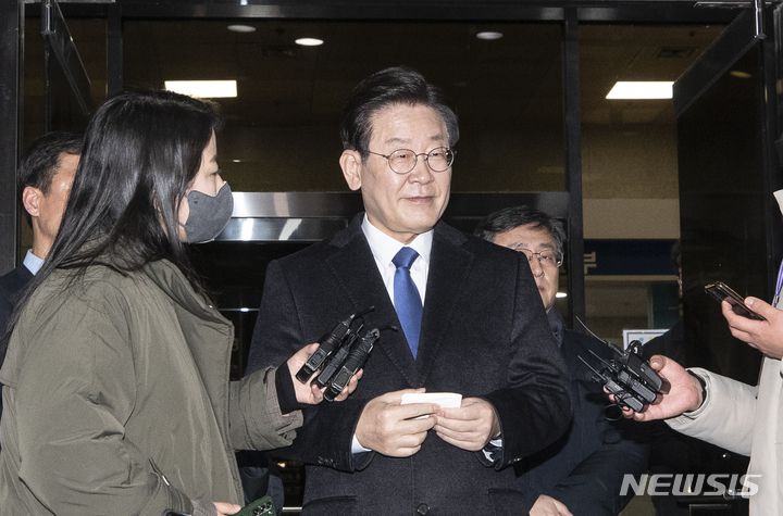 [서울=뉴시스] 김근수 기자 = 28일 밤 서울 서초구 서울중앙지검에서 이재명 더불어민주당 대표가 소환조사를 마치고 기자질문에 답하고 있다. 2023.01.28. ks@newsis.com