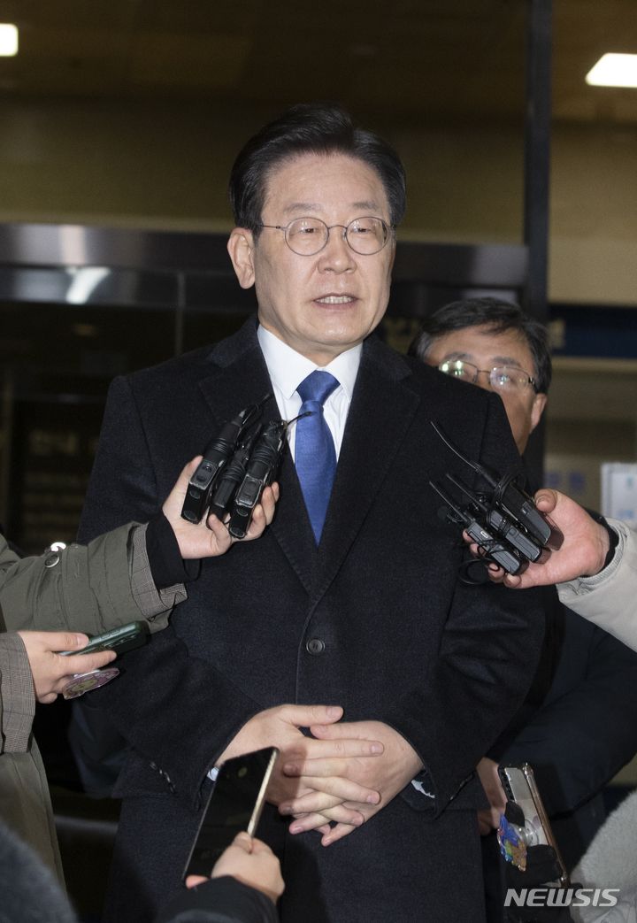 [서울=뉴시스] 김근수 기자 = 28일 밤 서울 서초구 서울중앙지검에서 이재명 더불어민주당 대표가 소환조사를 마치고 기자질문에 답하고 있다. 2023.01.28. ks@newsis.com