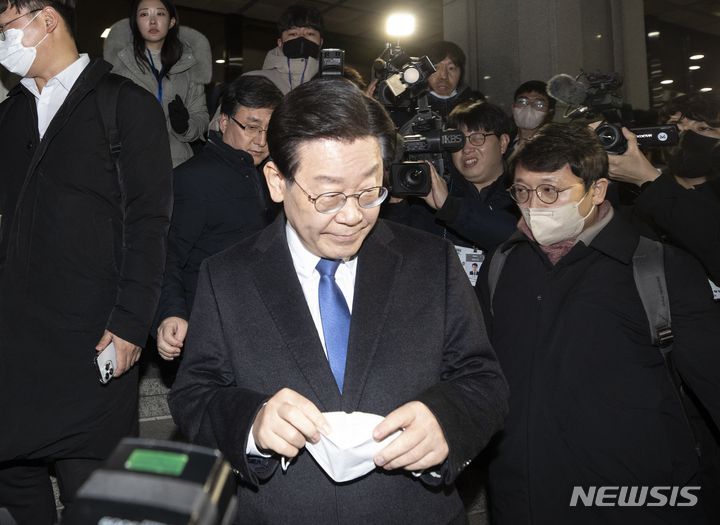 [서울=뉴시스] 김근수 기자 = 28일 밤 서울 서초구 서울중앙지검에서 이재명 더불어민주당 대표가 소환조사를 마치고 차량에 탑승하고 있다. 2023.01.28. ks@newsis.com