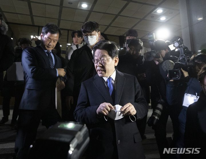 [서울=뉴시스] 김근수 기자 = 28일 밤 서울 서초구 서울중앙지검에서 이재명 더불어민주당 대표가 소환조사를 마치고 차량에 탑승하고 있다. 2023.01.28. ks@newsis.com