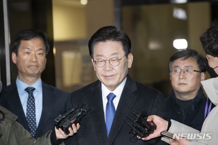 [서울=뉴시스] 김근수 기자 = 28일 밤 서울 서초구 서울중앙지검에서 이재명 더불어민주당 대표가 소환조사를 마치고 기자질문에 답하고 있다. 2023.01.28. ks@newsis.com