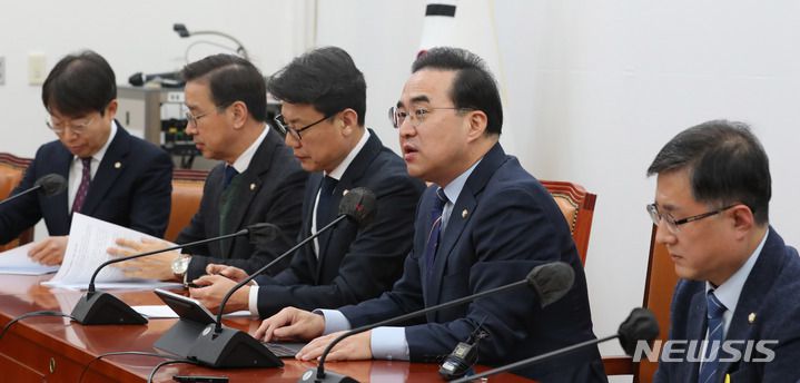 [서울=뉴시스] 전진환 기자 = 박홍근 더불어민주당 원내대표가 31일 오전 서울 여의도 국회에서 열린 원내대책회의에서 발언하고 있다.  2023.01.31. amin2@newsis.com