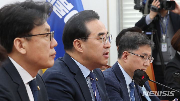 [서울=뉴시스] 전진환 기자 = 박홍근 더불어민주당 원내대표가 31일 오전 서울 여의도 국회에서 열린 원내대책회의에서 발언하고 있다.  2023.01.31. amin2@newsis.com