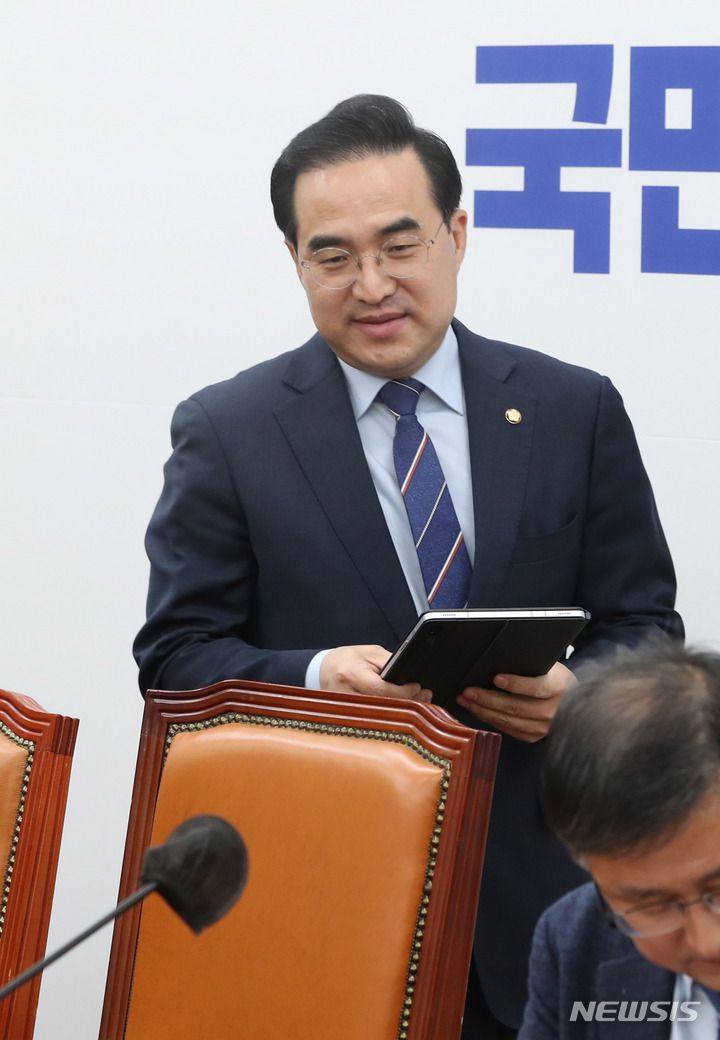 [서울=뉴시스] 전진환 기자 = 박홍근 더불어민주당 원내대표가 31일 오전 서울 여의도 국회에서 열린 원내대책회의에 참석하고 있다.  2023.01.31. amin2@newsis.com