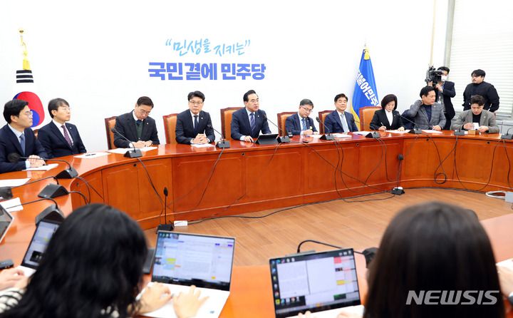 [서울=뉴시스] 전진환 기자 = 박홍근 더불어민주당 원내대표가 31일 오전 서울 여의도 국회에서 열린 원내대책회의에서 발언하고 있다.  2023.01.31. amin2@newsis.com