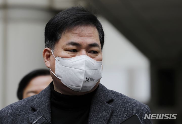 [서울=뉴시스] 고승민 기자 = 유동규 전 성남도시개발공사 기획본부장이 31일 서울중앙지방법원에서 열린 뇌물전달 관련 1차 공판준비기일 출석 후 취재진 질문에 답하고 있다. 2023.01.31. kkssmm99@newsis.com