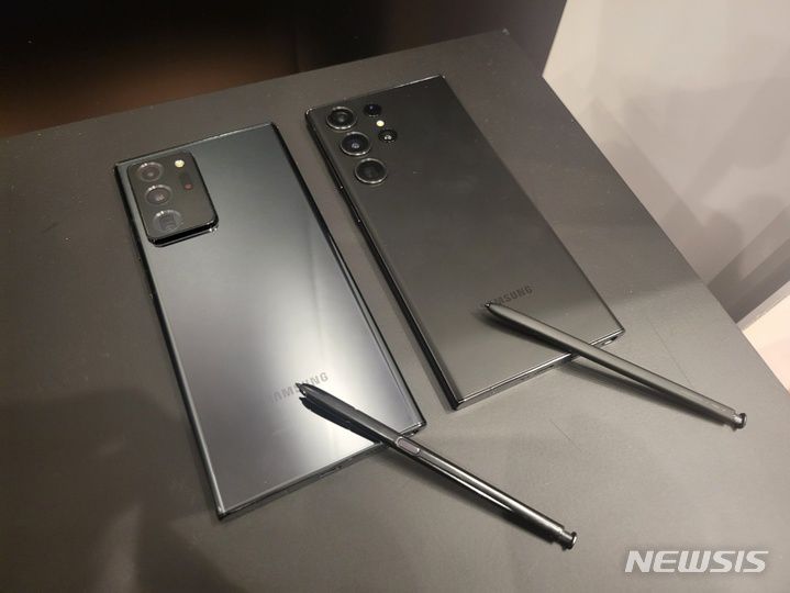 [샌프란시스코=뉴시스]갤럭시노트20 울트라(왼쪽)와 갤럭시 S23 울트라. (사진=윤현성 기자)
