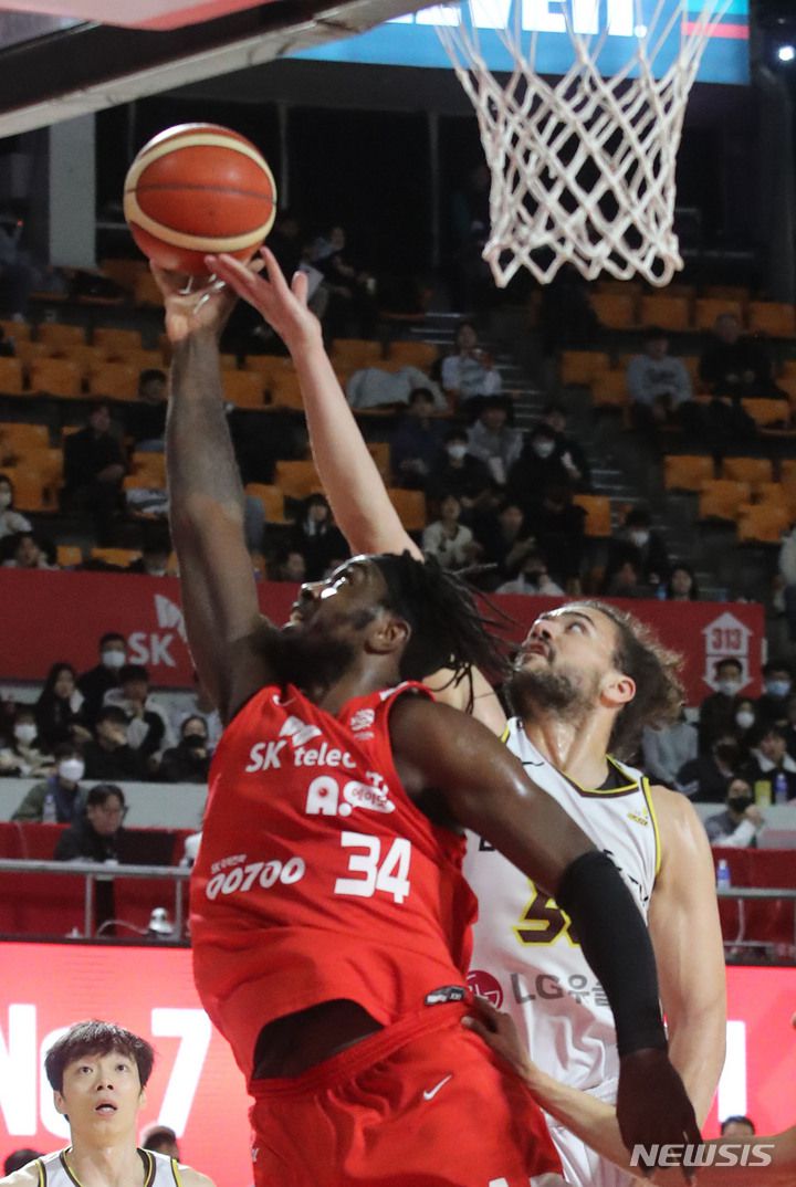 [서울=뉴시스] 권창회 기자 = 지난 2023년 2월1일 오후 서울 송파구 잠실학생체육관에서 열린 2022-2023 SKT 에이닷 프로농구 서울 SK와 창원 LG의 경기, LG 마레이와 SK 자밀 워니가 리바운드 하고 있다. 2023.02.01. kch0523@newsis.com