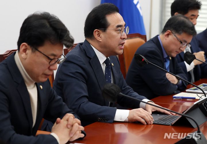 [서울=뉴시스] 이영환 기자 = 박홍근 더불어민주당 원내대표가 2일 오전 서울 여의도 국회에서 열린 정책조정회의에서 발언하고 있다. 2023.02.02. 20hwan@newsis.com