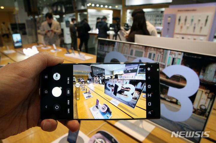 [서울=뉴시스] 고승민 기자 = 삼성전자가 미국에서 갤럭시 언팩 2023 행사를 열고 갤럭시 S23 시리즈를 공개한 2일 오전 서울 삼성전자 서초사옥 딜라이트샵에서 갤럭시 S23 시리즈가 공개되고 있다. 2023.02.02. kkssmm99@newsis.com