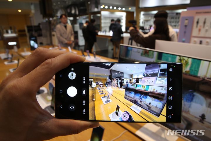 [서울=뉴시스] 고승민 기자 = 삼성전자가 미국에서 갤럭시 언팩 2023 행사를 열고 갤럭시 S23 시리즈를 공개한 2일 오전 서울 삼성전자 서초사옥 딜라이트샵에서 갤럭시 S23 시리즈가 공개되고 있다. 2023.02.02. kkssmm99@newsis.com