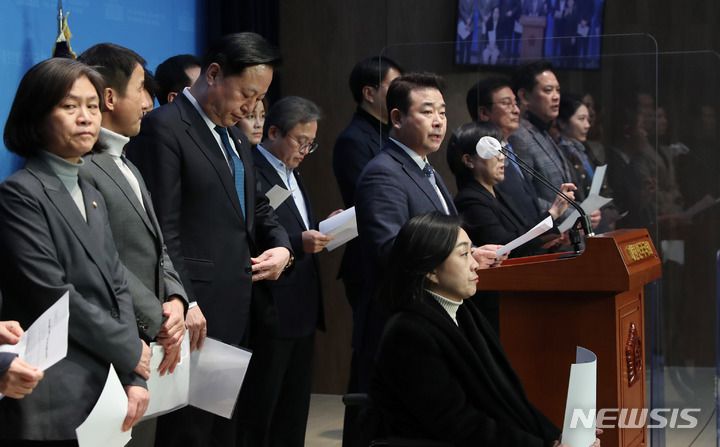 [서울=뉴시스] 추상철 기자 = 국회예산결산특별위원회 더불어민주당 의원들이 2일 오후 서울 여의도 국회에서 '에너지고물가, 경제위기 대응 추경 편성' 촉구 기자회견을 하고 있다. 2023.02.02. scchoo@newsis.com