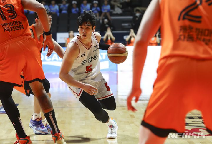 [고양=뉴시스] 최진석 기자 = 2일 경기 고양체육관에서 열린 열린 2022-2023 SKT 에이닷 프로농구 고양 캐롯과 안양 KGC의 경기. KGC 변준형이 돌파를 시도하고 있다. 2023.02.02. myjs@newsis.com