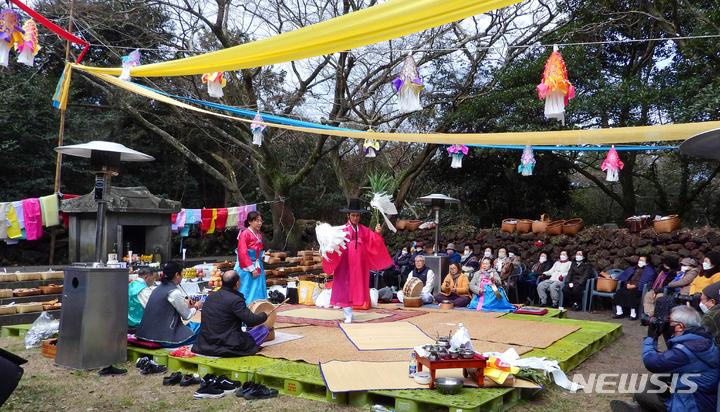 [제주=뉴시스] 우장호 기자 = 계묘년 정월대보름을 이틀 앞둔 3일 오전 제주시 구좌읍 송당리 본향당에서 남승권 심방이 제주도 무형문화재 제5호로 지정된 송당마을제 4대 당제 중 첫 번째인 '신과세제(新過歲祭)'를 올리고 있다. 2023.02.03. woo1223@newsis.com