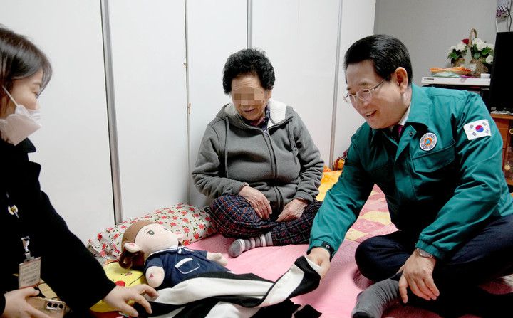 [목포=뉴시스] 이창우 기자=김영록 전남도지사(오른쪽)가 3일 오후 AI 반려로봇 효돌이를 보급받은 독거노인 가구를 방문, 건강 상태와 난방상황 등을 살피고 반려로봇 사용에 불편함이 없는지 세심하게 들여다 보고 있다.(사진=전남도 제공) 2023.02.03. photo@newsis.com *재판매 및 DB 금지