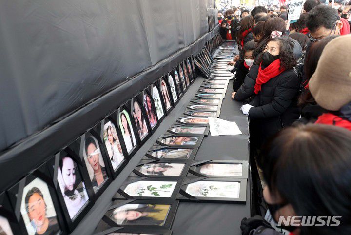 [서울=뉴시스] 조성봉 기자 =  4일 오후 서울 용산구 녹사평역 인근에 마련된 이태원참사 희생자 합동분향소에서 출발해  '100일 추모행진' 을 진행한 이태원참사 유가족들과 침가자들이 서울광장에 분향소를 설치하며 영정을 바라보고 있다. 2023.02.04.  suncho21@newsis.com