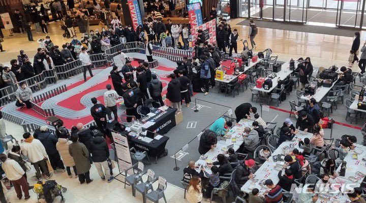 [고양=뉴시스] 송주현 기자 = 5일 경기 고양시 덕양구 스타필드 고양점 1층에서 한국타미야 '미니카 아시아 챌린지 선발전 & 한국타미야 미니카 챔피언십'이 진행되고 있다. 2023.02.05 atia@newsis.com