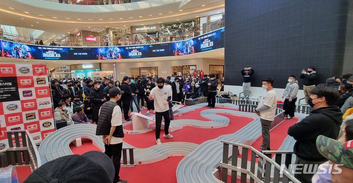 [고양=뉴시스] 송주현 기자 = 5일 경기 고양시 덕양구 스타필드 고양점 1층에서 한국타미야 '미니카 아시아 챌린지 선발전 & 한국타미야 미니카 챔피언십'이 진행되고 있다. 2023.02.05 atia@newsis.com