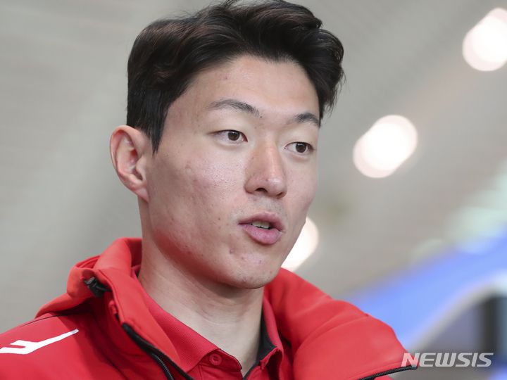[인천공항=뉴시스] 김근수 기자 =  6년 만에 K리그로 복귀하는 황의조가 6일 오전 인천국제공항 제2여객터미널 출국장 앞에서 기자 질문에 답하고 있다. 2023.02.06. ks@newsis.com
