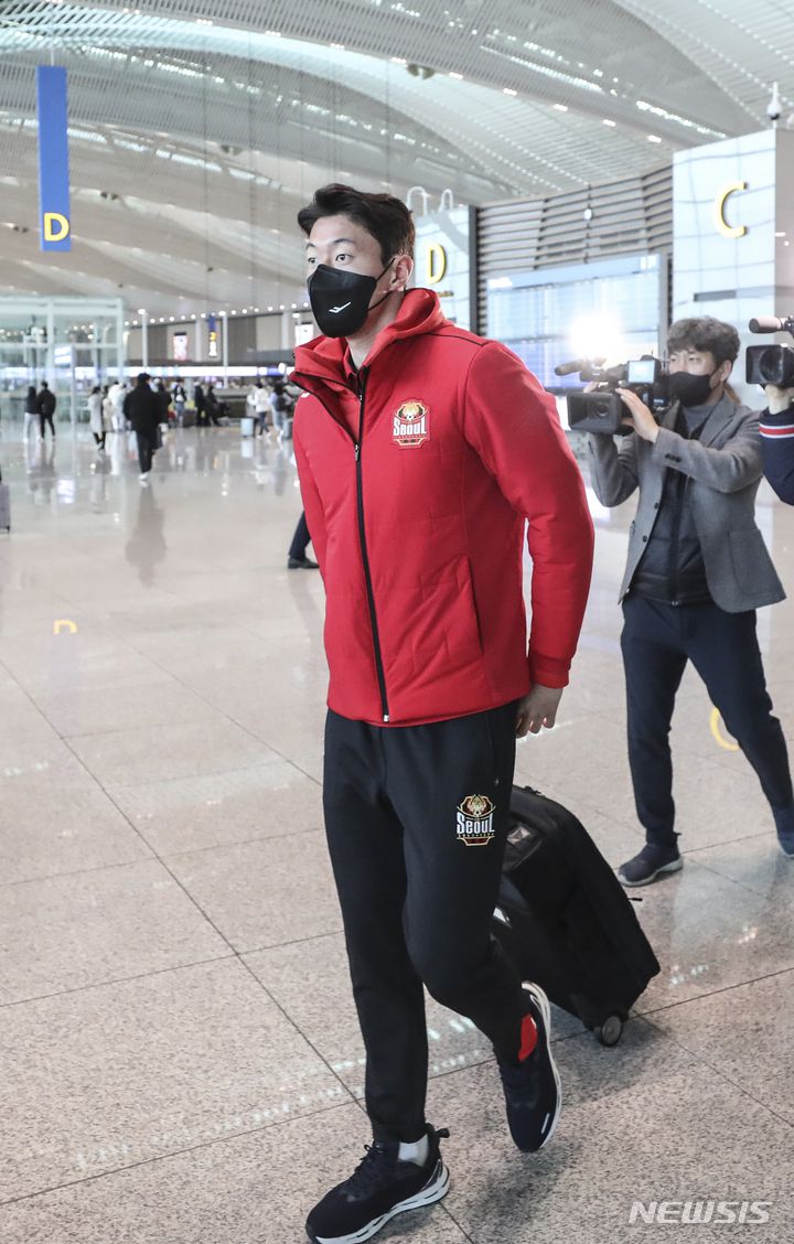 [인천공항=뉴시스] 김근수 기자 =  6년 만에 K리그로 복귀하는 황의조가 6일 오전 인천국제공항 제2여객터미널 출국장 으로 이동하고 있다. 2023.02.06. ks@newsis.com