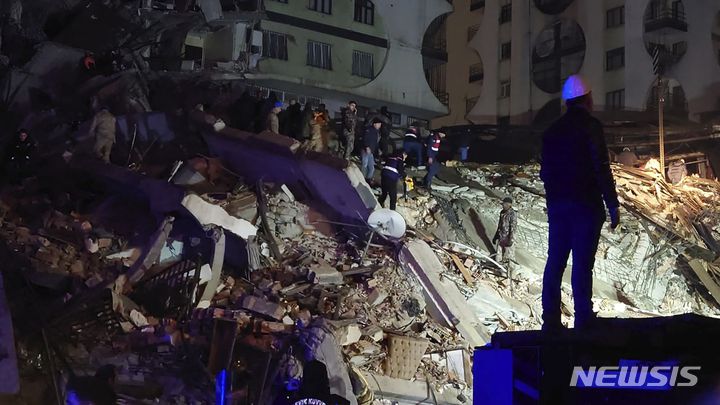 [바자르지흐=AP/뉴시스] 6일(현지시간) 튀르키예 남부 지카흐라만마라슈주에서 규모 7.8의 강진이 발생해 바자르지흐 주민들이 무너진 건물 잔해에 깔린 피해자를 찾고 있다. 이번 지진으로 지금까지 최소 31명이 숨진 것으로 나타났으며 이 숫자는 늘어날 것으로 보인다. 2023.02.06.