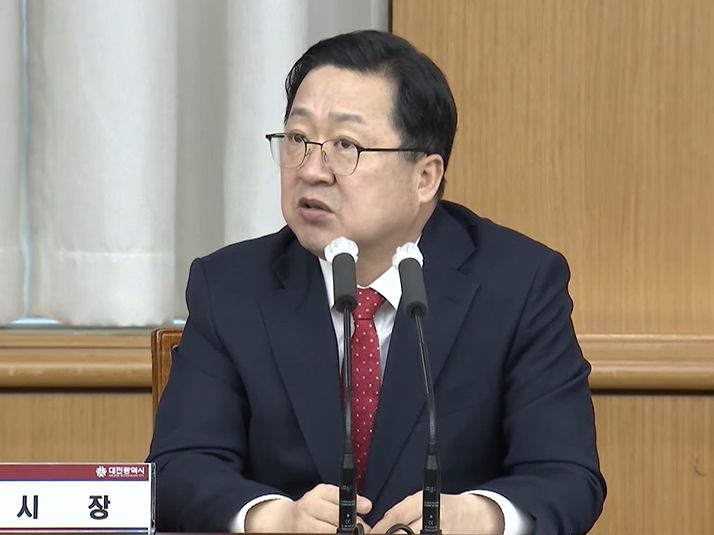 [대전=뉴시스] 조명휘 기자 = 이장우 대전시장이 7일 오전 시청 대회의실에서 확대간부회의를 주재하고 있다. 2023.02.07. photo@newsis.com *재판매 및 DB 금지