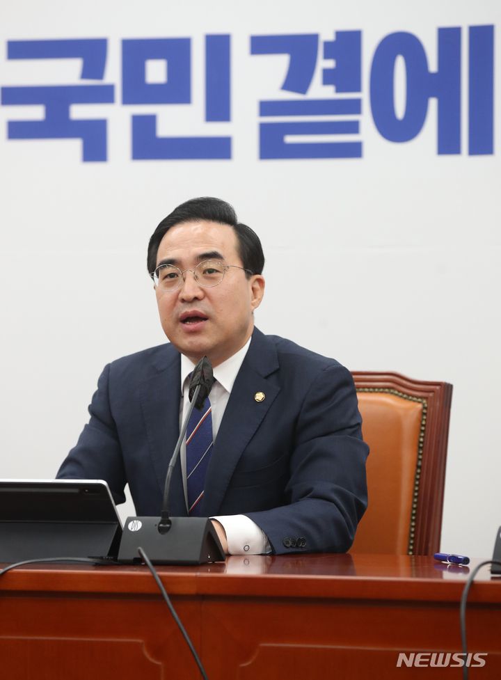 [서울=뉴시스] 고범준 기자 = 박홍근 더불어민주당 원내대표가 7일 오전 서울 여의도 국회에서 열린 원내대책회의에서 발언하고 있다. 2023.02.07. bjko@newsis.com