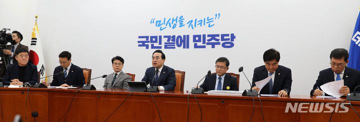 [서울=뉴시스] 고범준 기자 = 박홍근 더불어민주당 원내대표가 7일 오전 서울 여의도 국회에서 열린 원내대책회의에서 발언하고 있다. 2023.02.07. bjko@newsis.com