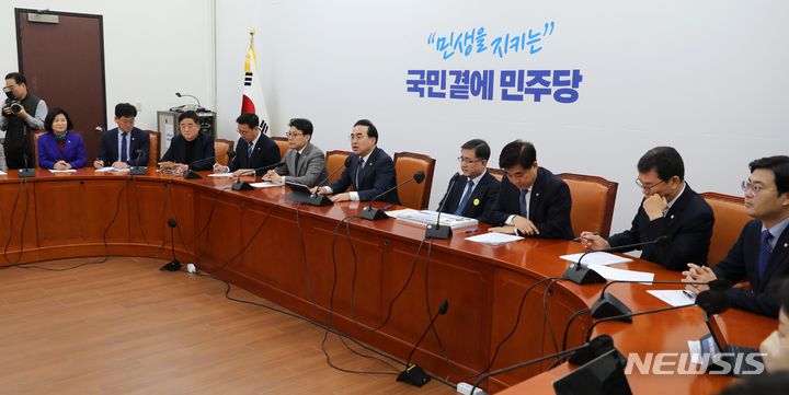 [서울=뉴시스] 고범준 기자 = 박홍근 더불어민주당 원내대표가 7일 오전 서울 여의도 국회에서 열린 원내대책회의에서 발언하고 있다. 2023.02.07. bjko@newsis.com