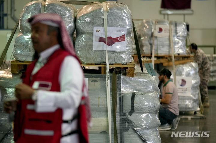 [도하=AP/뉴시스] 올해 2월7일 카타르 도하의 알-우데이드 공군기지에서 카타르 적십자 직원들이 튀르키예 지진 피해 지역에 보낼 지원 물품을 포장하고 있다. 카타르보건부는 8월 31일 국내 첫 오미크론  신 변종 EG 5 바이러스 감염환자가 발생했다고 발표하고 감염예방에 힘쓰라고 권고했다. 2023.09.01.