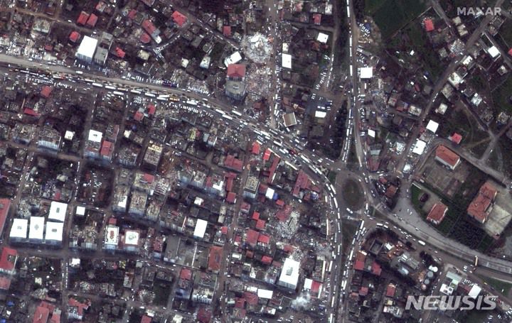 [누르다지=AP/뉴시스] 막사 테크놀로지스가 공개한 위성사진에 7일(현지시간) 튀르키예 누르다지의 지진으로 무너진 건물 등 피해 상황이 보인다. 튀르키예와 시리아를 강타한 지진으로 지금까지 사망자가 7800명을 넘은 것으로 나타났으며 레제프 타이이프 에르도안 튀르키예 대통령은 지진 피해가 큰 10개 주에 3개월간 비상사태를 선포했다. 2023.02.08.