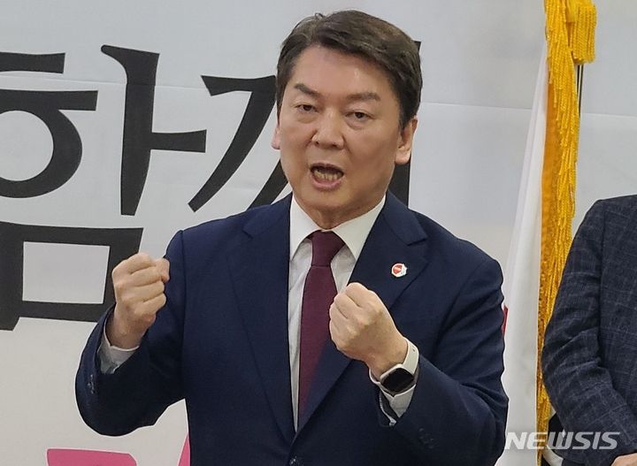 [충주=뉴시스] 이도근 기자= 국민의힘 당권 주자 안철수 의원이 9일 오후 4시 충북 충주시 이종배 의원 사무실에서 열린 당원 간담회에서 지지를 호소하고 있다. 2023.2.9. photo@newsis.com