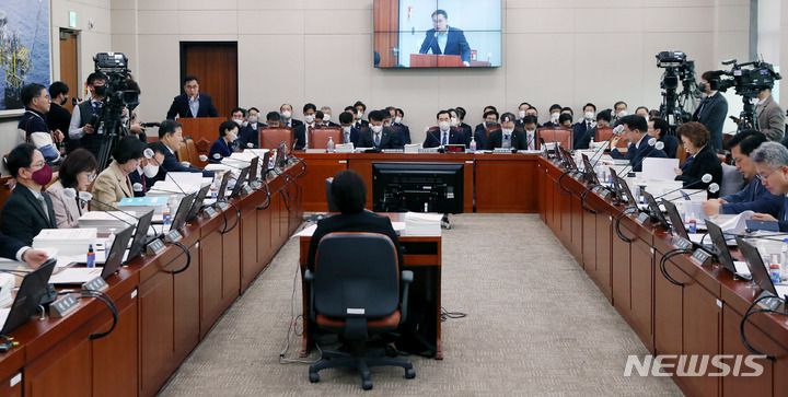 [서울=뉴시스] 추상철 기자 = 9일 오전 서울 여의도 국회에서 산업통상자원중소벤처기업위원회 전체회의가 열리고 있다. 2023.02.09. scchoo@newsis.com