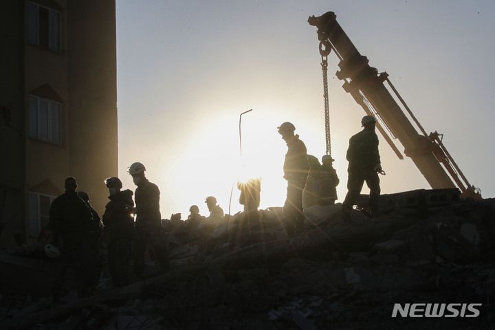 [카라만마라슈=뉴시스] 권창회 기자 = 12일 오후(현지시간) 튀르키예 카라만마라슈주 시내 지진피해 현장에서 튀르키예 구조대가 수색작업을 하고 있다. 2023.02.13. kch0523@newsis.com