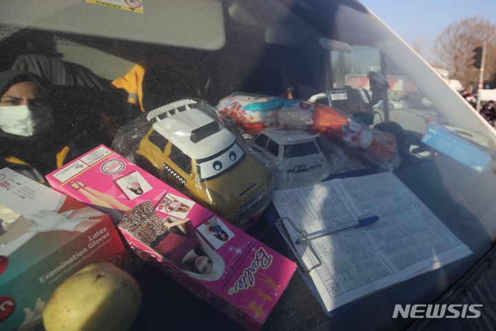 [카라만마라슈=뉴시스] 권창회 기자 = 12일 오후(현지시간) 튀르키예 카라만마라슈주 시내 지진피해 현장에서 앰뷸런스에 어린이 장난감이 비치되어 있다. 2023.02.13. kch0523@newsis.com