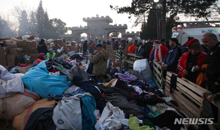 [카라만마라슈=뉴시스] 권창회 기자 = 12일 오후(현지시간) 튀르키예 카라만마라슈주 시내 지진피해 인근 이재민 보호소에서 이재민들이 구호물품을 살펴보고 있다. 2023.02.13. kch0523@newsis.com