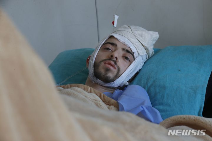 [라타키아=AP/뉴시스] 지난 11일(현지시간) 시리아 라타키아의 한 병원에서 부상한 지진 생존자가 치료받고 있다. 시리아 국영 TV는 바샤르 아사드 대통령과 부인 아스마 여사가 병원에서 치료 중인 이 남성과 남성의 모친을 찾아 위로했다고 전했다. 2023.02.13.