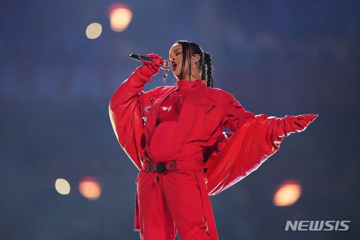[글렌데일=AP/뉴시스] 가수 리한나가 12일(현지시간) 미 애리조나주 글렌데일의 스테이트 팜 스타디움에서 열린 미프로미식축구(NFL) 슈퍼볼57 캔자스시티 치프스와 필라델피아 이글스의 하프타임 공연을 펼치고 있다. 2023.02.13.