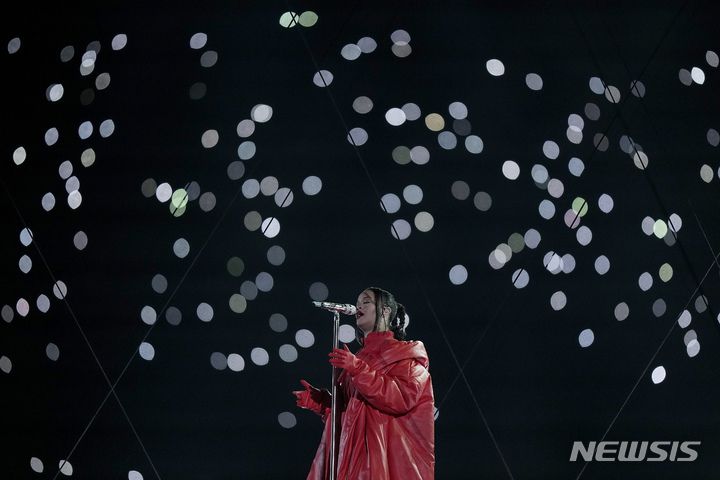 [글렌데일=AP/뉴시스] 가수 리한나가 12일(현지시간) 미 애리조나주 글렌데일의 스테이트 팜 스타디움에서 열린 미프로미식축구(NFL) 슈퍼볼57 캔자스시티 치프스와 필라델피아 이글스의 하프타임쇼에서 공연을 펼치고 있다. 2023.02.13.
