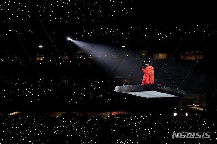 [글렌데일=AP/뉴시스] 가수 리한나가 12일(현지시간) 미 애리조나주 글렌데일의 스테이트 팜 스타디움에서 열린 미프로미식축구(NFL) 슈퍼볼57 캔자스시티 치프스와 필라델피아 이글스의 하프타임쇼에서 공연을 펼치고 있다. 2023.02.13.