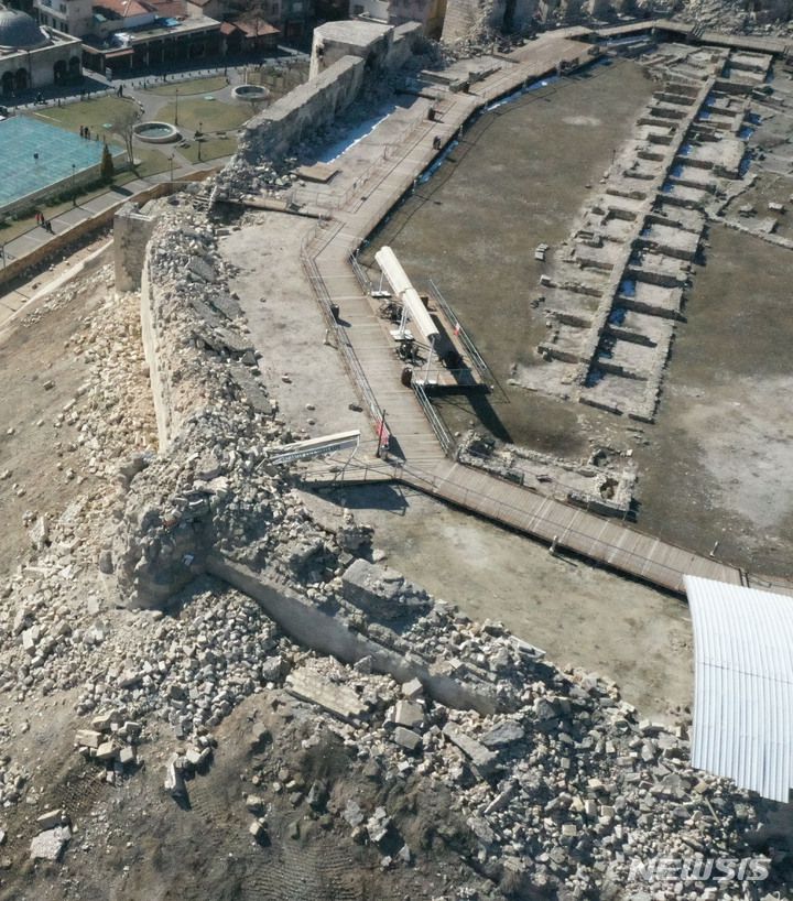 [가지안테프=뉴시스] 권창회 기자 = 13일 오후(현지시간) 튀르키예 가지안테프주 시내 유네스코 세계문화유산인 가지엔테프 성이 지진으로 인해 무너져있다. 가지엔테프는 이번 튀르키예 지진 1차 진앙지이다. 2023.02.13. kch0523@newsis.com