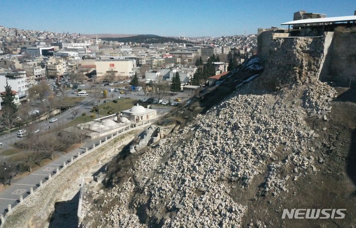 defa[가지안테프=뉴시스] 권창회 기자 = 13일 오후(현지시간) 튀르키예 가지안테프주 시내 유네스코 세계문화유산인 가지엔테프 성이 지진으로 인해 무너져있다. 가지엔테프는 이번 튀르키예 지진 1차 진앙지이다. 2023.02.13. kch0523@newsis.comult