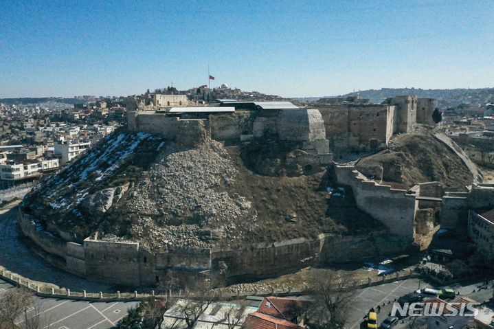 [가지안테프=뉴시스] 권창회 기자 = 13일 오후(현지시간) 튀르키예 가지안테프주 시내 유네스코 세계문화유산인 가지엔테프 성이 지진으로 인해 무너져있다. 가지엔테프는 이번 튀르키예 지진 1차 진앙지이다. 2023.02.13. kch0523@newsis.com