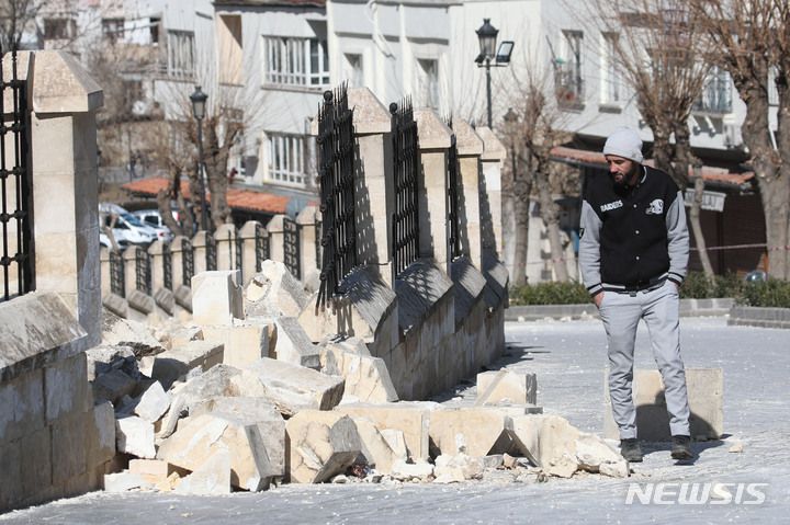 [가지안테프=뉴시스] 권창회 기자 = 13일 오후(현지시간) 튀르키예 가지안테프주 시내 유네스코 세계문화유산인 가지엔테프 성이 지진으로 인해 무너져있다. 가지엔테프는 이번 튀르키예 지진 1차 진앙지이다. 2023.02.13. kch0523@newsis.com