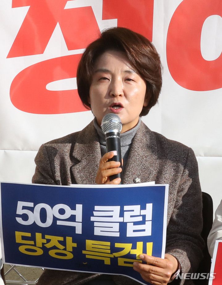 [서울=뉴시스] 전진환 기자 = 이은주 정의당 원내대표가 14일 오전 서울 여의도 국회 본관 앞에서 열린 의원총회에서 발언하고 있다.  2023.02.14. amin2@newsis.com